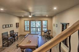 Luxury Tahoe Truckee Retreat Hot Tub, Chef Kitchen, Game Room, BBQ & EV Charger