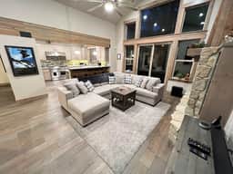 Luxury Tahoe Truckee Retreat Hot Tub, Chef Kitchen, Game Room, BBQ & EV Charger