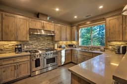 Luxury Tahoe Truckee Retreat Hot Tub, Chef Kitchen, Game Room, BBQ & EV Charger