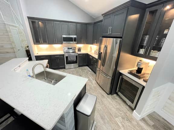 Gorgeous Modern 6BR South Facing Private Pool Hot Tub BBQ Theater 2 Miles Disney