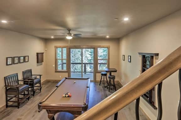 Luxury Tahoe Truckee Retreat Hot Tub, Chef Kitchen, Game Room, BBQ & EV Charger