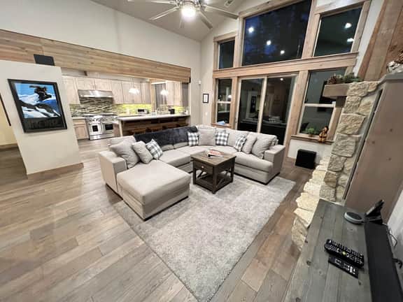 Luxury Tahoe Truckee Retreat Hot Tub, Chef Kitchen, Game Room, BBQ & EV Charger