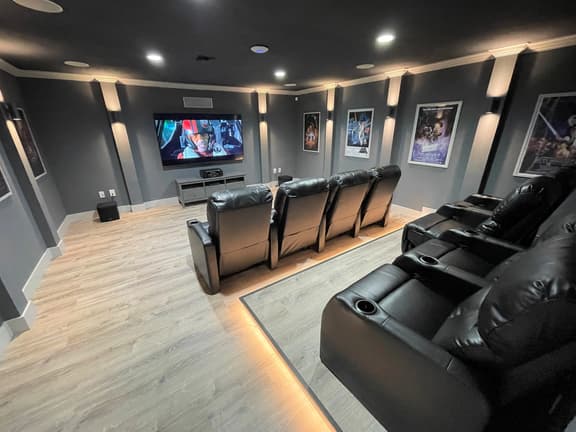 Gorgeous Modern 6BR South Facing Private Pool Hot Tub BBQ Theater 2 Miles Disney