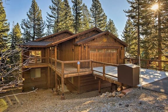 Luxury Tahoe Truckee Retreat Hot Tub, Chef Kitchen, Game Room, BBQ & EV Charger